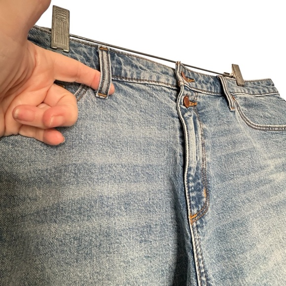 Universal Thread Med Wash Vintage Midi Distressed Cut Off Jean Shorts Sz 14 - Picture 5 of 11